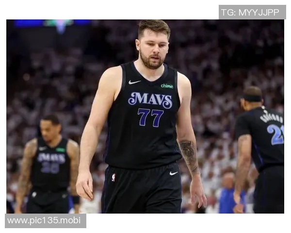 东契奇场边整活！和主帅雷迪克斗嘴 吐槽对方不懂时尚